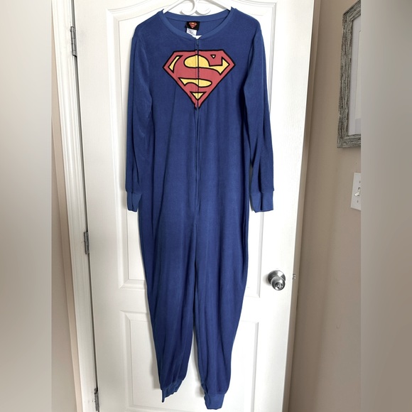 Superman onesie- barely worn - Picture 1 of 2